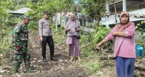 Babinsa Koramil 02/Sukakarya dan Bhabinkamtibmas Memonitor Pengolahan Lahan Pertanian oleh Kelompok Tani Rajawali di Kuta Timu