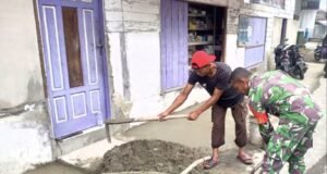 Babinsa Koramil 01/Sukajaya Bantu Warga dalam Pengecoran Lantai Rumah di Gampong Paya