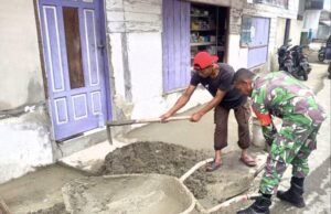 Babinsa Koramil 01/Sukajaya Bantu Warga dalam Pengecoran Lantai Rumah di Gampong Paya
