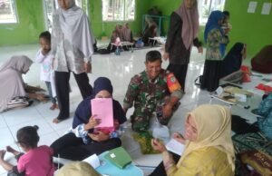 Babinsa Koramil 02/Sukakarya Memonitor Kegiatan Posyandu Balita di Jurong Masjid