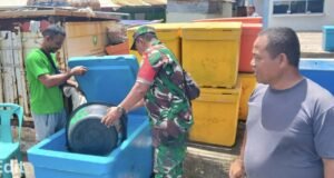 Babinsa Bantu Angkat Hasil Tangkapan Ikan, Wujud Kepedulian dan Kebersamaan TNI-Rakyat Gampong Kuta Timu