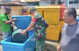 Babinsa Bantu Angkat Hasil Tangkapan Ikan, Wujud Kepedulian dan Kebersamaan TNI-Rakyat Gampong Kuta Timu