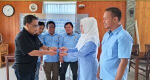 Persatuan Wartawan Indonesia (PWI) Kota Sabang Lakukan Penyerahan Kartu Pers dan Siram Bunga Kepada Anggota Muda