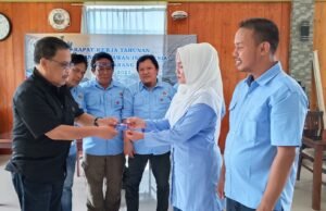 Persatuan Wartawan Indonesia (PWI) Kota Sabang Lakukan Penyerahan Kartu Pers dan Siram Bunga Kepada Anggota Muda