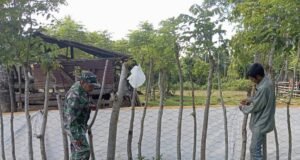 Babinsa Koramil 01/Sukajaya Bantu Warga Perbaiki Pagar Kebun, Pererat Silaturahmi dan Kebersamaan
