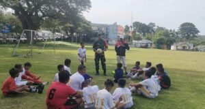 Babinsa Koramil 02/Sukakarya Berikan Arahan dan Motivasi kepada Club Sepak Bola ARGON FA di Gampong Kuta Ateuh