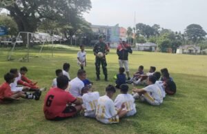Babinsa Koramil 02/Sukakarya Berikan Arahan dan Motivasi kepada Club Sepak Bola ARGON FA di Gampong Kuta Ateuh