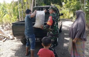 Babinsa Bantu Warga Jual Hasil Panen Buah Pinang, Wujud Kepedulian TNI di Tengah Masyarakat