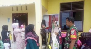 Babinsa Koramil 01/Sukajaya Dampingi Kegiatan Posyandu Balita di Gampong Paya