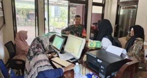 Babinsa Koramil 02/Sukakarya Dampingi Warga Urus Surat Izin Usaha di Gampong Paya Seunara