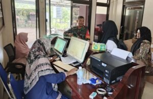 Babinsa Koramil 02/Sukakarya Dampingi Warga Urus Surat Izin Usaha di Gampong Paya Seunara