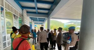 Kepedulian Kapolres Sabang Salurkan Bantuan Sembako Kepada Para Porter di Pelabuhan Balohan