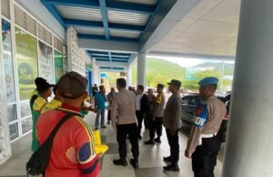 Kepedulian Kapolres Sabang Salurkan Bantuan Sembako Kepada Para Porter di Pelabuhan Balohan