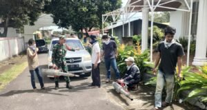 Babinsa Gampong Kuta Ateuh Bersama Tim Dinkes Lakukan Fogging Cegah Demam Berdarah