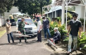 Babinsa Gampong Kuta Ateuh Bersama Tim Dinkes Lakukan Fogging Cegah Demam Berdarah