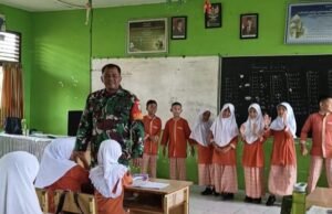 Babinsa Koramil 02/Sukakarya Berikan Wawasan Kebangsaan kepada Siswa Baru SDN 3 Sabang dalam Rangka MPLS
