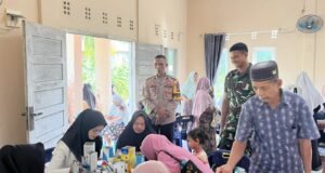 Babinsa Koramil 01/Sukajaya dan Bhabinkamtibmas Monitoring Kegiatan Posyandu di Gampong Anoi Itam