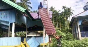 Babinsa Koramil 01/Sukajaya Bantu Renovasi Balai Pengajian di Gampong Paya