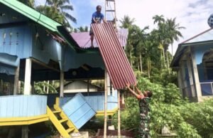 Babinsa Koramil 01/Sukajaya Bantu Renovasi Balai Pengajian di Gampong Paya