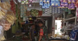 Babinsa Koramil 01/Sukajaya Tinjau Stabilitas Harga Sembako di Warung Warga