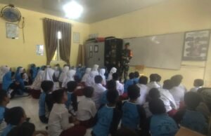 Babinsa Koramil 02/Sukakarya Ajak Siswa SDN 6 Sabang Waspada Cuaca Ekstrem