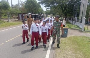 Babinsa Koramil 01/Sukajaya Dampingi Latihan Pawai 1 Muharram di SDN 18 Cot Abeuk