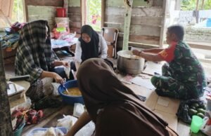 Babinsa Koramil 02/Sukakarya Bantu Kegiatan PMT untuk Anak Stunting dan Ibu Hamil di Gampong Paya SeunaraMEDIANAD.COM
