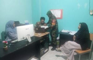 Babinsa Koramil 01/Sukajaya Laksanakan Koordinasi dengan Pendamping Gampong, Pastikan Data Warga Miskin Penerima Bansos Lebih Akurat