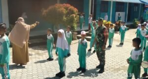 Wujudkan Sinergi dan Kepedulian, Babinsa Sertu Hendra Sambangi SDN 17 Krueng Raya