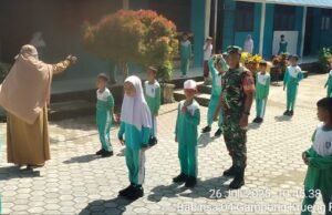 Wujudkan Sinergi dan Kepedulian, Babinsa Sertu Hendra Sambangi SDN 17 Krueng Raya