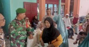 Babinsa Koramil 01/Sukajaya dan Bhabinkamtibmas Dampingi Penyaluran Bantuan Pangan untuk 315 Warga Gampong Cot Ba’u