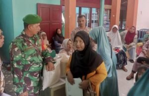 Babinsa Koramil 01/Sukajaya dan Bhabinkamtibmas Dampingi Penyaluran Bantuan Pangan untuk 315 Warga Gampong Cot Ba’u