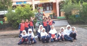 Babinsa Gampong Aneuk Laot Beri Motivasi Siswa SDN 11 Sabang Saat Kegiatan Olahraga