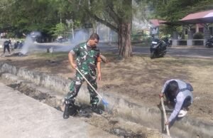 Babinsa Koramil 02/Sukakarya Bersama Warga Gampong Iboh Melaksanakan Gotong Royong di Jurong Lhout