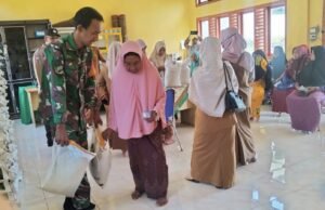 Babinsa Koramil 01 Sukajaya Kawal Penyaluran Bantuan Beras Bapanas RI di Gampong Beurawang