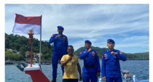 Bagikan Bendera Merah Putih Kepada Kapal Nelayan di TPI Pasiran, Sambut HUT RI ke-80 Tahun 2025