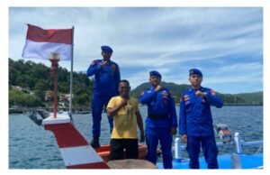 Bagikan Bendera Merah Putih Kepada Kapal Nelayan di TPI Pasiran, Sambut HUT RI ke-80 Tahun 2025