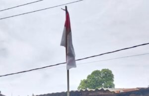 Semarak HUT RI ke-80, Babinsa Kuta Timu Ajak Warga Kibarkan Merah Putih sebagai Simbol Cinta Tanah Air
