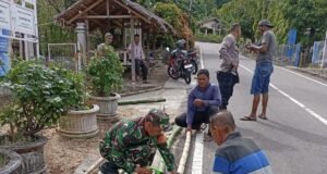 Sambut HUT RI ke-80, Babinsa Koramil 02/Sukakarya Bersama Warga Gotong Royong Hiasi Kantor Keuchik di Gampong Aneuk Laot