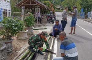 Sambut HUT RI ke-80, Babinsa Koramil 02/Sukakarya Bersama Warga Gotong Royong Hiasi Kantor Keuchik di Gampong Aneuk Laot