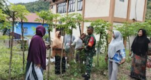 Babinsa Koramil 02/Sukakarya Dukung Ibu-ibu PKK Kembangkan Tanaman Bergizi di Gampong Paya Seunara