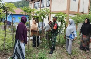 Babinsa Koramil 02/Sukakarya Dukung Ibu-ibu PKK Kembangkan Tanaman Bergizi di Gampong Paya Seunara