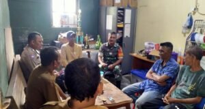 Babinsa Gampong Cot Abeuk Ajak Warga Kibarkan Merah Putih Sambut HUT RI ke-80