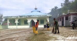 Babinsa Koramil 01/Sukajaya Bersama Warga Gampong Paya Gotong Royong Bersihkan Meunasah Al-Amin