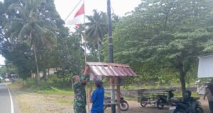 Babinsa Koramil 01/Sukajaya Ajak Warga Pasang Bendera Merah Putih Sambut HUT ke-80 RI