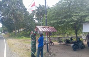 Babinsa Koramil 01/Sukajaya Ajak Warga Pasang Bendera Merah Putih Sambut HUT ke-80 RI