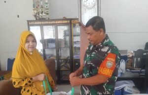 Babinsa Koramil 02/Sukakarya Bantu Salurkan Bantuan untuk Fakir Miskin dan Anak Yatim di Gampong Iboih