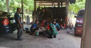 Babinsa Koramil 01/Sukajaya Laksanakan Komsos Sekaligus Bantu Warga Perbaiki Mobil
