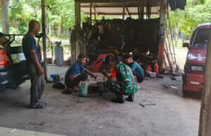 Babinsa Koramil 01/Sukajaya Laksanakan Komsos Sekaligus Bantu Warga Perbaiki Mobil