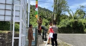 Semarak HUT RI ke-80, Babinsa dan Aparatur Gampong Krueng Raya Pasang Bendera Merah Putih